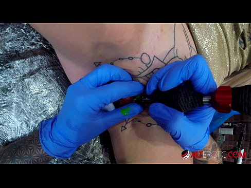 ❤️ Sully Savage, o bunăciune extrem de tatuată, și-a făcut un tatuaj pe clitorisul ei at ro.dreamypassionjourney.ru ☑